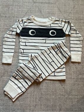 Hanna Andersson Long Sleeved Pajama Set in Mischievous Mummy (3T)